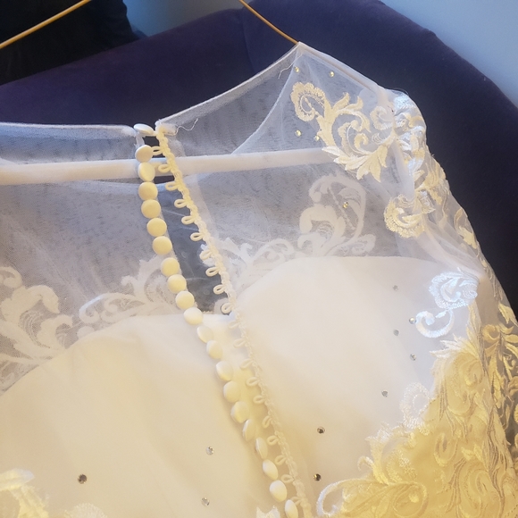 Full Lace Wedding Dress with back  Bow . - Picture 3 of 8
